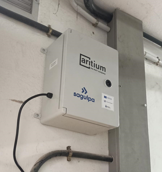Aritium Box instalada en uno de los mercados, con los logotipos de Aritium y Sagulpa